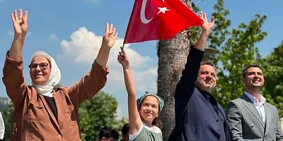 Radiye Vekil Dokuzlarla Donanma selamlama geçişinde