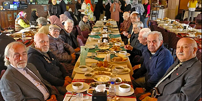 Rizelilerden Huzurevi sakinlere yöresel yemek ikramı