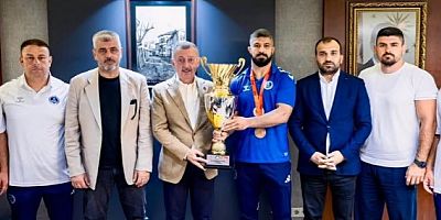 Seçkin Duman Büyükakın'a kupa,madalyayı götürdü