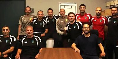 Selçuk Hoca teknik ekibini toplayıp tek tek kutladı