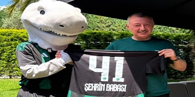 Taraftardan Büyükakına Şehrin Babası forması