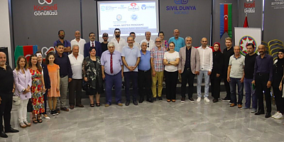 Türk Dünyasında Âşıklar Belgeselinin galasında plaketler Azerbaycan Derneğinden