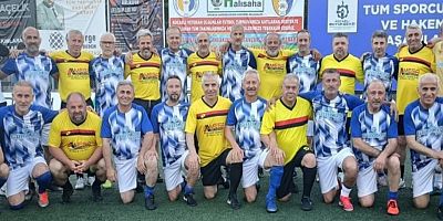 Kağıtspor'un efsane futbolcuları eski günlerdeki gibi sahada döktürdü