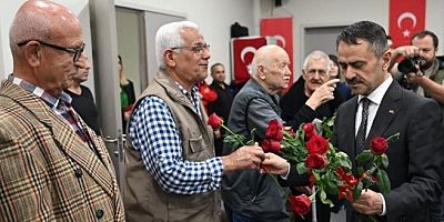Vali Aktaş'ın huzurevinde Yaşlılara gül dağıtımı