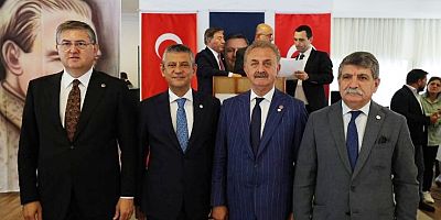 Vekiller Özgür Özel'le Yeni Parti anı fotoğrafında