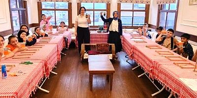 Yerel Kültür Müzesinde taş değirmende buğday öğüttüler
