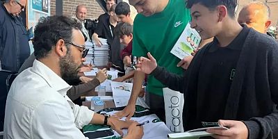 Yeşil Siyahlı Çocuklar İnan ve futbolculara kitap imzalattı