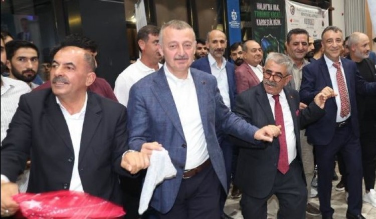 Tahir Başkan Vanlıların halay şölenine katıldı