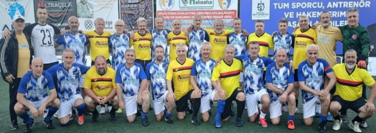 Kağıtspor'un futbolcuları eski günlerdeki gibi sahada döktürdü