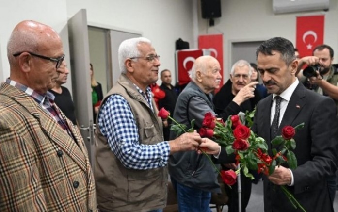 Vali Aktaş'ın huzurevinde Yaşlılara gül dağıtımı