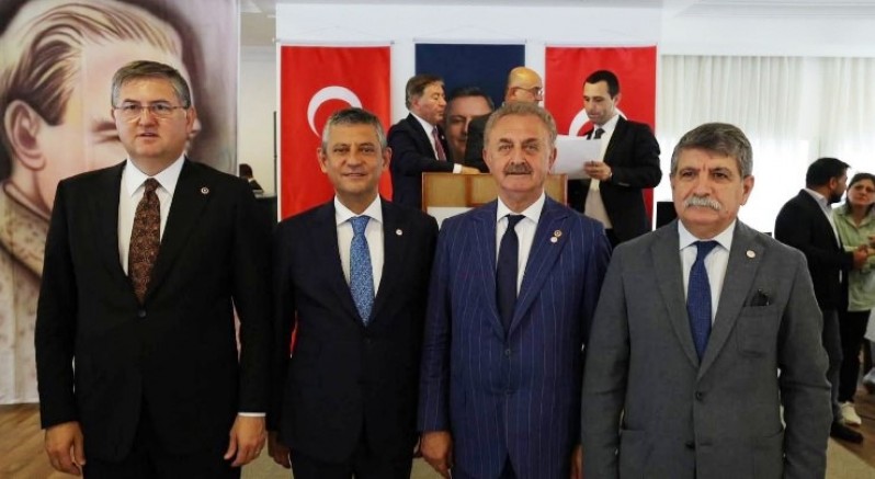 Vekiller Özgür Özel'le Yeni Parti anı fotoğrafında