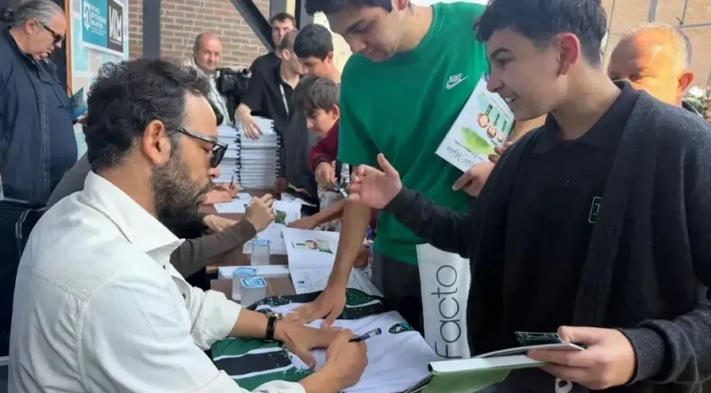 Yeşil Siyahlı Çocuklar İnan ve futbolculara kitap imzalattı