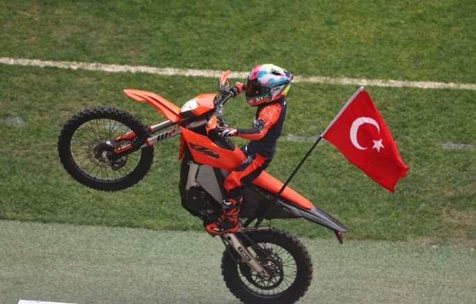 Zayn Sofuoğlu motoruyla şölende şov yaptı